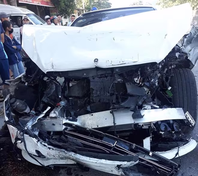 Va vào đuôi xe buýt, Mercedes S450 nát bét đầu ảnh 2