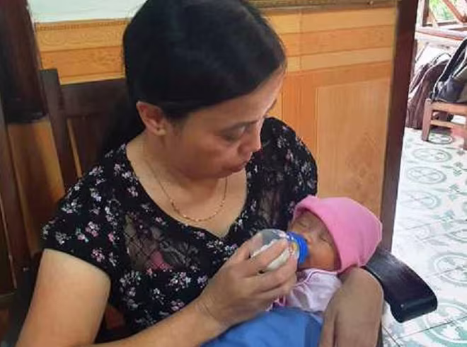 Bé gái bị bỏ rơi ở cổng Làng trẻ em SOS cùng lời nhắn "nhờ nuôi giúp" ảnh 2 Bé gái bị bỏ rơi ở cổng Làng trẻ em SOS cùng lời nhắn "nhờ nuôi giúp" ảnh 2