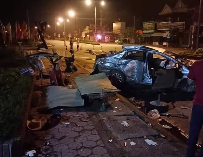 Xe 4 chỗ biến dạng sau va chạm với xe khách, 3 người tử vong ảnh 1 Xe 4 chỗ biến dạng sau va chạm với xe khách, 3 người tử vong ảnh 1