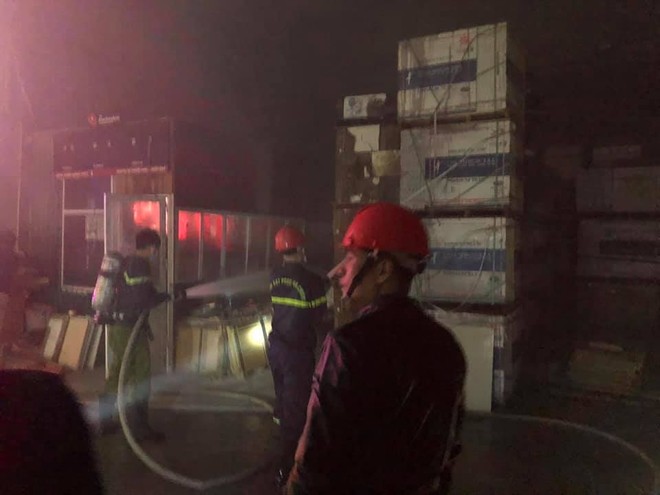"Bà hỏa" thiêu rụi kho hàng chứa gạch của công ty vận tải ảnh 1 "Bà hỏa" thiêu rụi kho hàng chứa gạch của công ty vận tải ảnh 1