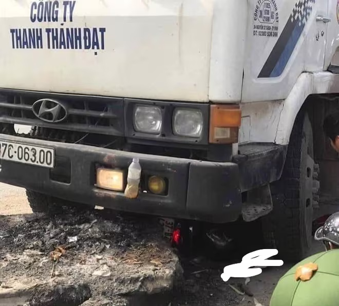 Xe tải chở keo va chạm xe máy, chồng tử vong vợ nguy kịch ảnh 1 Xe tải chở keo va chạm xe máy, chồng tử vong vợ nguy kịch ảnh 1