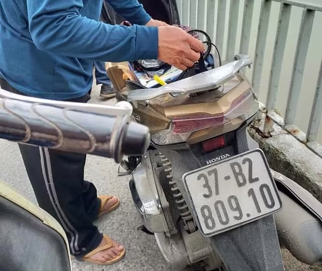 Để lại xe máy trên cầu, nam thanh niên lao mình xuống sông tự tử ảnh 1 Để lại xe máy trên cầu, nam thanh niên lao mình xuống sông tự tử ảnh 1