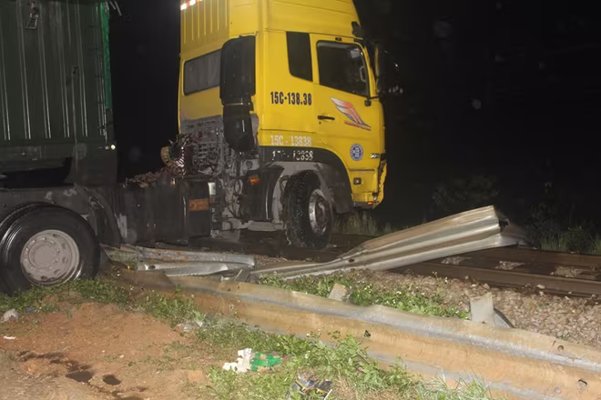Giải cứu xe container mắc kẹt giữa đường sắt trong đêm ảnh 1 Giải cứu xe container mắc kẹt giữa đường sắt trong đêm ảnh 1
