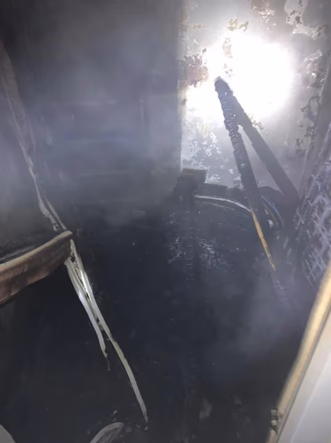 Giải cứu 7 người mắc kẹt trong vụ cháy khu nhà ở của sinh viên trong đêm ảnh 3