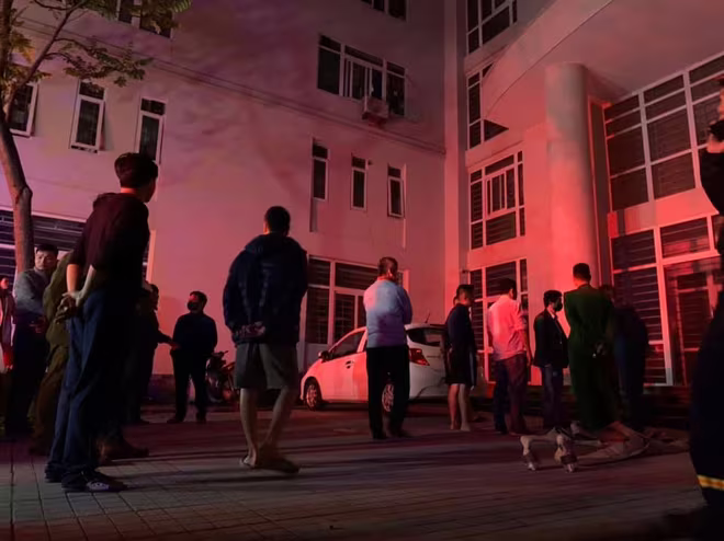 Giải cứu 7 người mắc kẹt trong vụ cháy khu nhà ở của sinh viên trong đêm ảnh 2