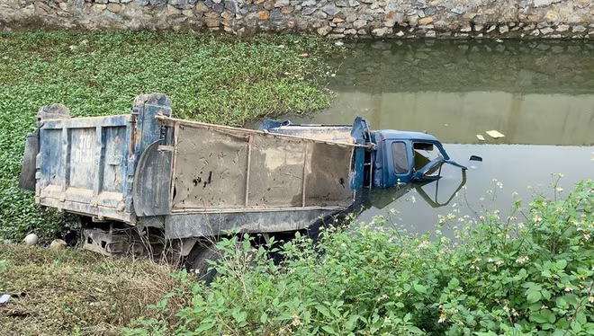Băng qua đường ngang dân sinh, xe tải bị tàu hỏa húc văng xuống ao ảnh 2 Băng qua đường ngang dân sinh, xe tải bị tàu hỏa húc văng xuống ao ảnh 2