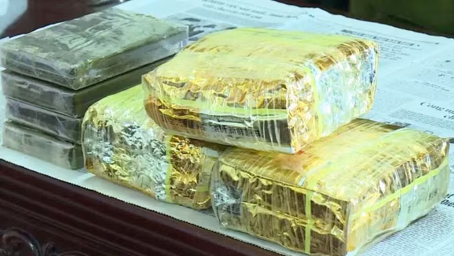 Người đàn ông bị bắt quả tang khi vận chuyển 3kg ma túy đá, 4 bánh heroin ảnh 1