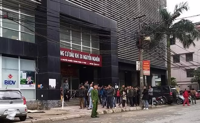 Nam thanh niên rơi từ tầng 13 xuống đất ảnh 1 Nam thanh niên rơi từ tầng 13 xuống đất ảnh 1