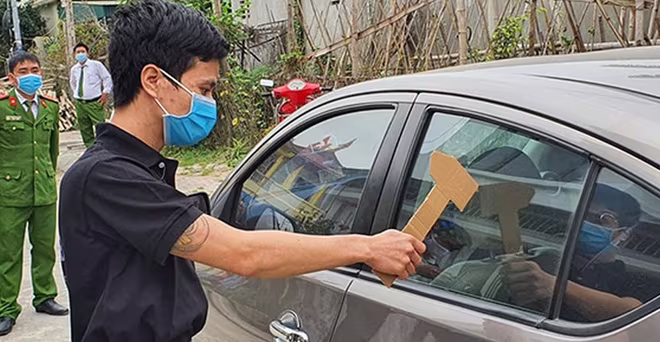 Kẻ chuyên đập cửa kính xe ô tô trộm tài sản sa lưới ảnh 1 Kẻ chuyên đập cửa kính xe ô tô trộm tài sản sa lưới ảnh 1