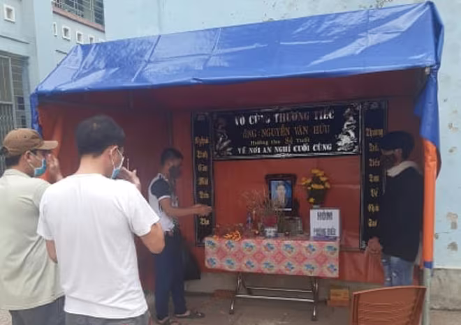 Lập bàn thờ nơi cách ly khi nghe tin bố qua đời ảnh 1