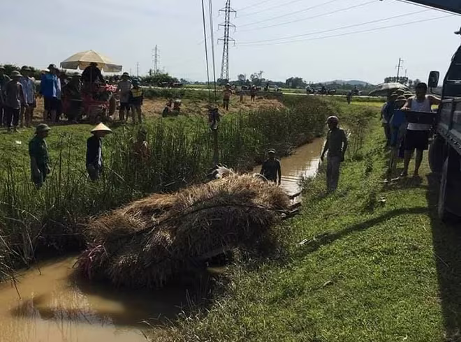 Lật xe chở lúa, người đàn ông bị đè tử vong ảnh 1 Lật xe chở lúa, người đàn ông bị đè tử vong ảnh 1