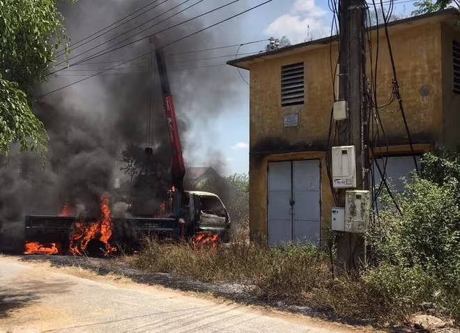 Vướng vào dây điện, xe cẩu cháy rụi, tài xế tử vong ảnh 1