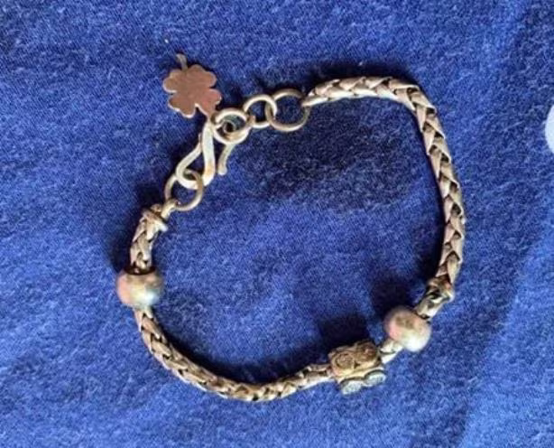 Bé gái 3 tuổi ngậm chơi vòng bạc rồi nuốt vào bụng trong lúc ngủ ảnh 1 Bé gái 3 tuổi ngậm chơi vòng bạc rồi nuốt vào bụng trong lúc ngủ ảnh 1