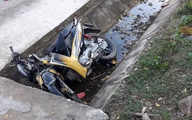 Xe máy lao xuống mương nước, anh rể và em vợ tử vong ảnh 1