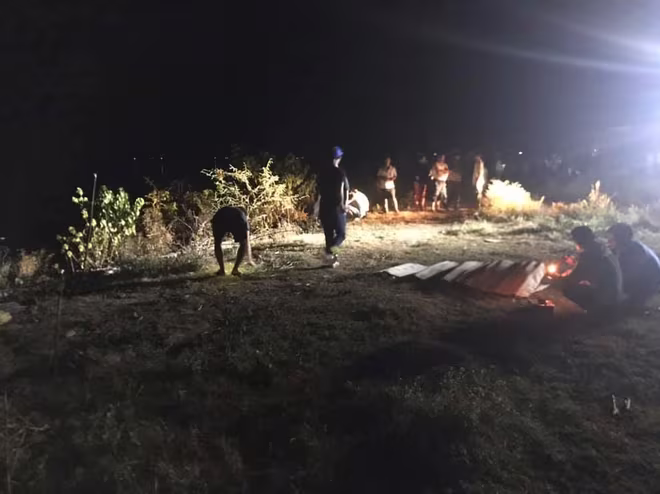 Người phụ nữ cùng con trai và cháu đuối nước khi tắm sông ảnh 1