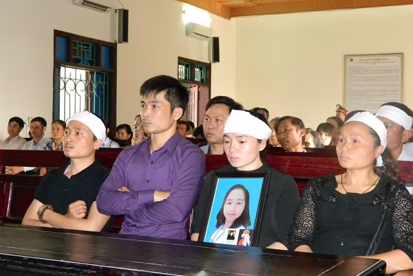 Người thân mang di ảnh bị hại Phạm Thị Oanh đến dự phiên tòa