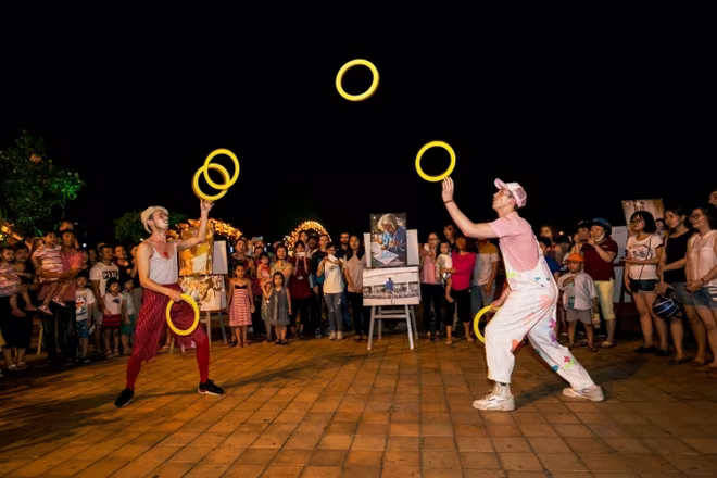 "Vũ hội đường phố" sôi động bên sông Hàn ảnh 1 "Vũ hội đường phố" sôi động bên sông Hàn ảnh 1