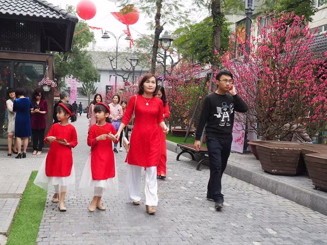 Phố sách xuân thu hút đông đảo độc giả Thủ đô ngay trong ngày đầu khai mạc ảnh 12 Phố sách xuân thu hút đông đảo độc giả Thủ đô ngay trong ngày đầu khai mạc ảnh 12