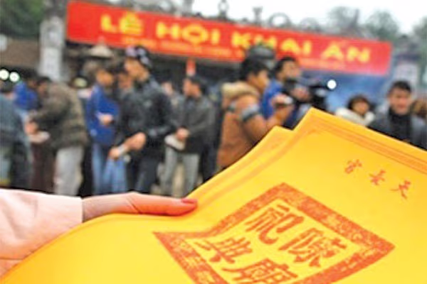 Siết công tác quản lý, ngăn ngừa hiện tượng phản cảm "đưa tiền lấy ấn" đền Trần ảnh 1 Siết công tác quản lý, ngăn ngừa hiện tượng phản cảm "đưa tiền lấy ấn" đền Trần ảnh 1