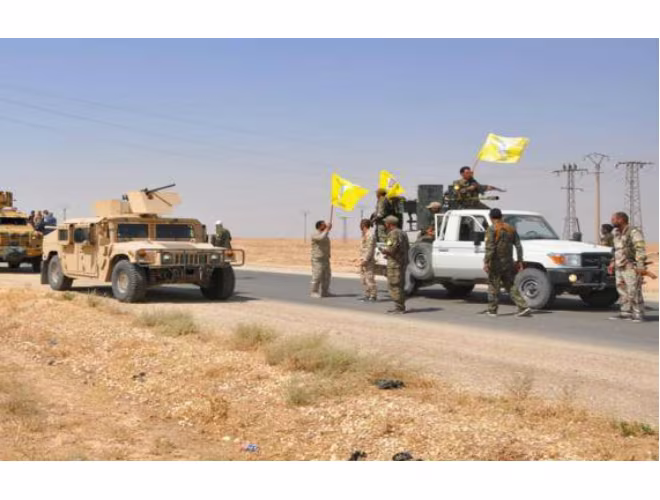 Người Kurd cầm cờ vàng đặc trưng biểu tượng cho cộng đồng người Kurd ở Syria Người Kurd cầm cờ vàng đặc trưng biểu tượng cho cộng đồng người Kurd ở Syria