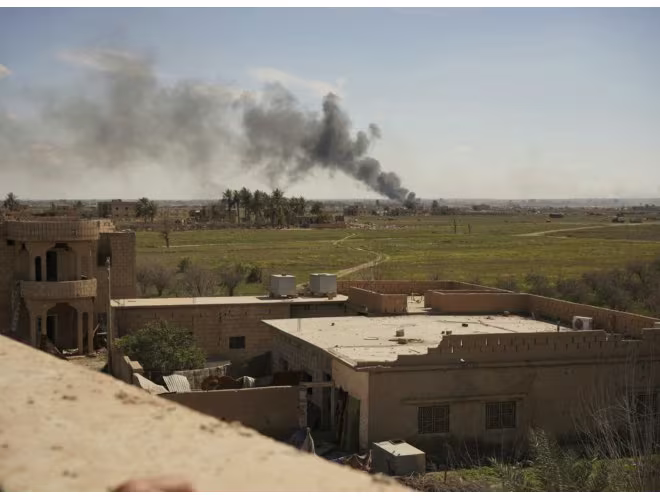Cột khói đen từ thị trấn Baghouz, tỉnh Deir Ezzor, nơi đang diễn ra giao tranh giữa SDF và IS