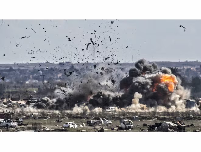 Khói và lửa bốc lên từ Baghouz vào Chủ nhật khi SDF tấn công căn cứ cuối cùng IS với sự hỗ trợ của máy bay chiến đấu Hoa Kỳ Khói và lửa bốc lên từ Baghouz vào Chủ nhật khi SDF tấn công căn cứ cuối cùng IS với sự hỗ trợ của máy bay chiến đấu Hoa Kỳ