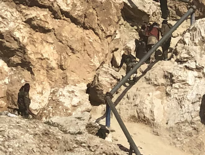 Truyền thông SDF cho biết số lượng tay súng IS đầu hàng đã lên đến 3.000 từ ngày 12-3. Ba phụ nữ người Yazidi và bốn trẻ em đã được giải cứu Truyền thông SDF cho biết số lượng tay súng IS đầu hàng đã lên đến 3.000 từ ngày 12-3. Ba phụ nữ người Yazidi và bốn trẻ em đã được giải cứu