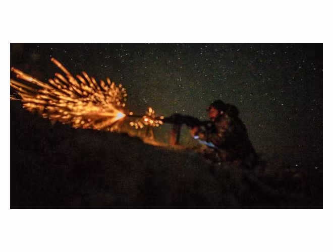 Khói bốc lên từ những tòa nhà đáng cháy, ánh sáng ánh cam bởi ngon lửa và đám cháy giữa những tiếng súng nổ liên tục Khói bốc lên từ những tòa nhà đáng cháy, ánh sáng ánh cam bởi ngon lửa và đám cháy giữa những tiếng súng nổ liên tục