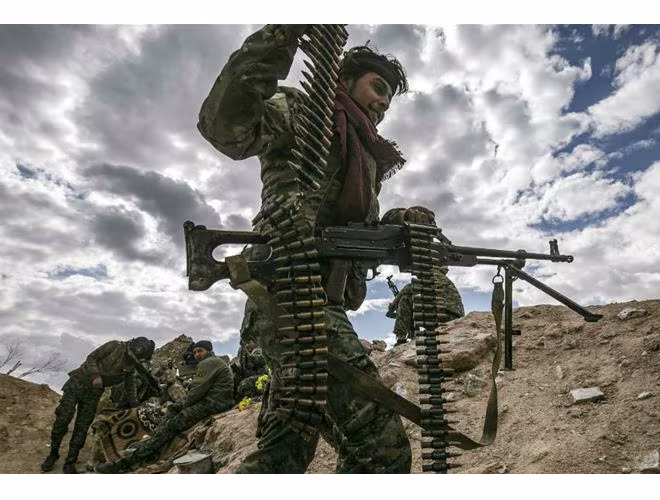 Binh sĩ SDF gần căn cứ IS vùng Baghouz - ngày 17/03 Binh sĩ SDF gần căn cứ IS vùng Baghouz - ngày 17/03