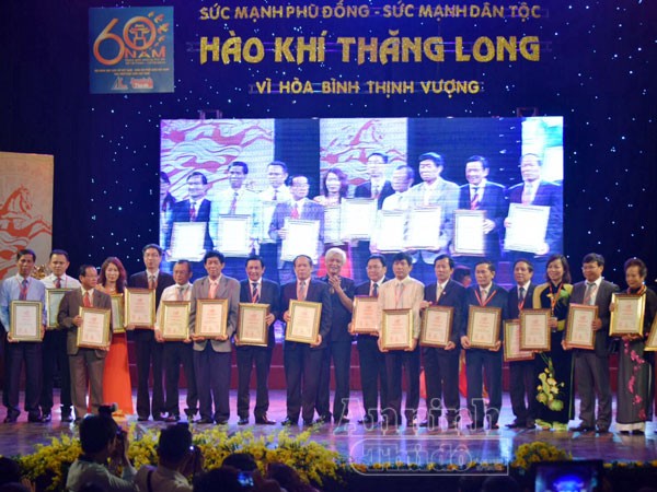 Trang trọng lễ trao tặng tượng Vàng Thánh Gióng ảnh 1 Trang trọng lễ trao tặng tượng Vàng Thánh Gióng ảnh 1