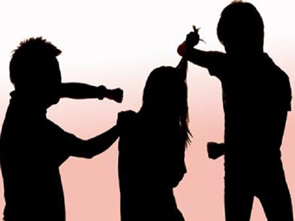 Bà mẹ trẻ bị kéo ra khỏi nhà, hiếp dâm tập thể ảnh 1 Bà mẹ trẻ bị kéo ra khỏi nhà, hiếp dâm tập thể ảnh 1