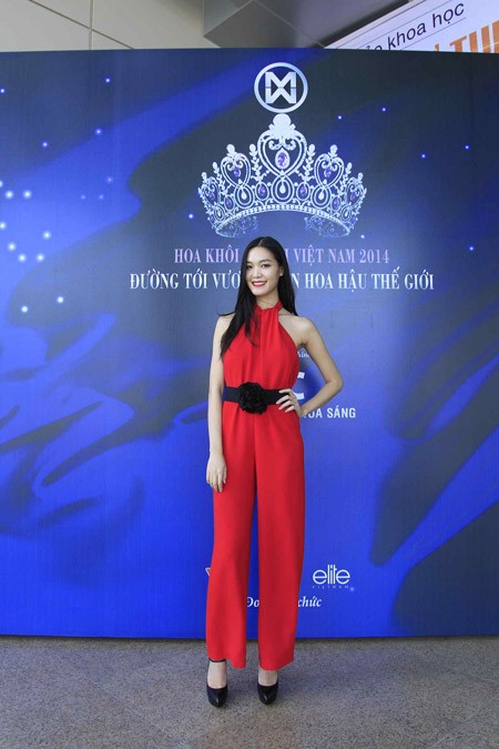 Thùy Dung khoe lưng trần gợi cảm đi chấm thi ảnh 2 Thùy Dung khoe lưng trần gợi cảm đi chấm thi ảnh 2