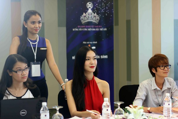 Thùy Dung khoe lưng trần gợi cảm đi chấm thi ảnh 4 Thùy Dung khoe lưng trần gợi cảm đi chấm thi ảnh 4