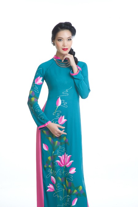 Hoa hậu Thùy Dung dịu dàng khoe sắc trong tà áo dài ảnh 7 Hoa hậu Thùy Dung dịu dàng khoe sắc trong tà áo dài ảnh 7