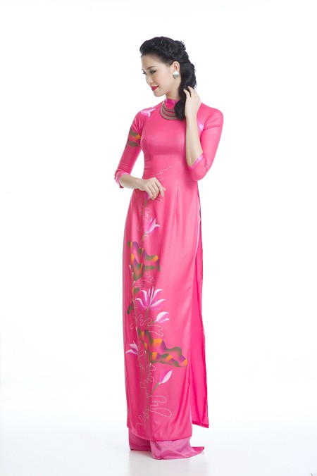 Hoa hậu Thùy Dung dịu dàng khoe sắc trong tà áo dài ảnh 2 Hoa hậu Thùy Dung dịu dàng khoe sắc trong tà áo dài ảnh 2