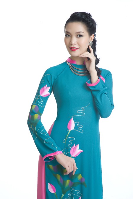Hoa hậu Thùy Dung dịu dàng khoe sắc trong tà áo dài ảnh 8 Hoa hậu Thùy Dung dịu dàng khoe sắc trong tà áo dài ảnh 8