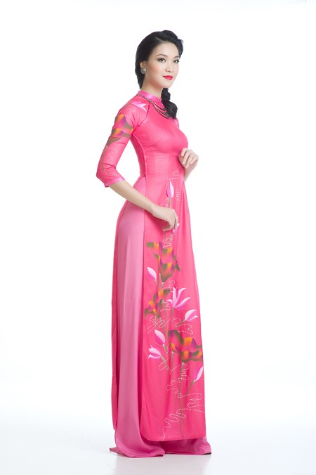 Hoa hậu Thùy Dung dịu dàng khoe sắc trong tà áo dài ảnh 1 Hoa hậu Thùy Dung dịu dàng khoe sắc trong tà áo dài ảnh 1