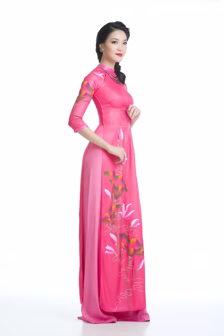 Hoa hậu Thùy Dung dịu dàng khoe sắc trong tà áo dài ảnh 1 Hoa hậu Thùy Dung dịu dàng khoe sắc trong tà áo dài ảnh 1