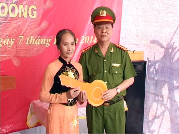 Trao nhà tình nghĩa tặng thân nhân gia đình liệt sỹ Trần Đình Coóng ảnh 1 Trao nhà tình nghĩa tặng thân nhân gia đình liệt sỹ Trần Đình Coóng ảnh 1