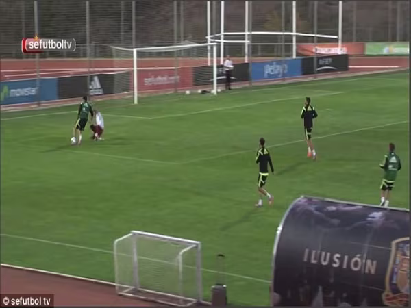 Chiêm ngưỡng clip vua phá lưới EPL biến “thánh Iker” thành “gã hề” ảnh 2 Chiêm ngưỡng clip vua phá lưới EPL biến “thánh Iker” thành “gã hề” ảnh 2