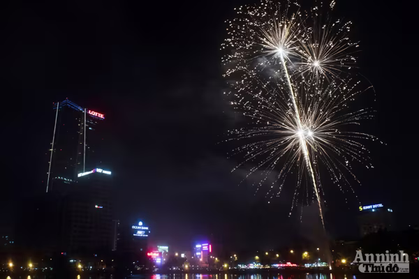 Hà Nội đêm 10-10: Huyền ảo với pháo hoa chụp kiểu "phơi sáng" ảnh 2