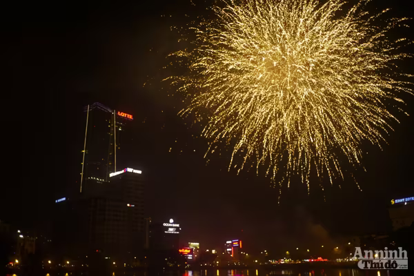 Hà Nội đêm 10-10: Huyền ảo với pháo hoa chụp kiểu "phơi sáng" ảnh 3
