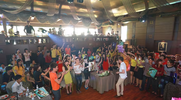 Đàm Vĩnh Hưng rơi nước mắt khi được Fan tổ chức tiệc mừng sinh nhật muộn ảnh 14