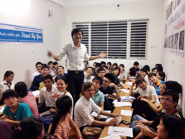 Ước mơ “ngôi nhà tiếng Anh” của cậu bé bán bóng bay ảnh 1