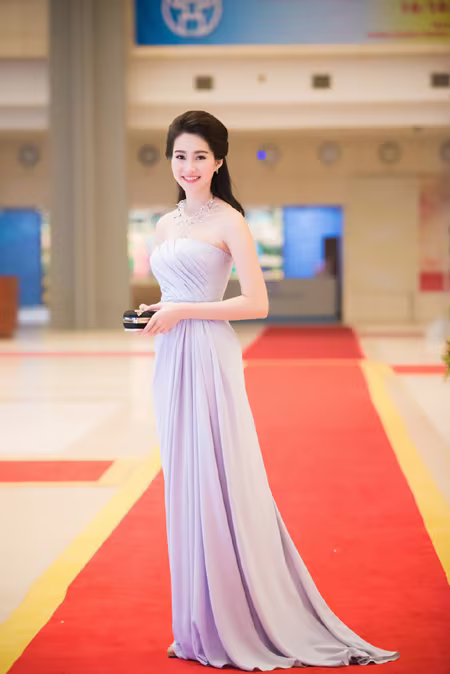 Hoa hậu Đặng Thu Thảo rạng ngời với vai trần gợi cảm ảnh 2