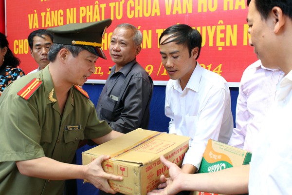 Hàng trăm suất quà cho học sinh đặc biệt khó khăn ở Sơn La ảnh 2 Hàng trăm suất quà cho học sinh đặc biệt khó khăn ở Sơn La ảnh 2