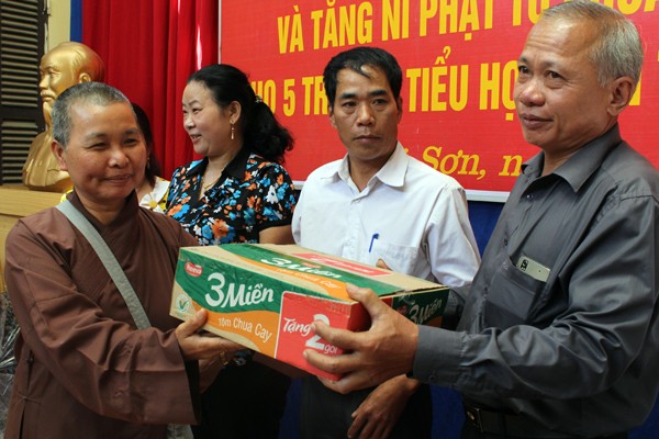 Hàng trăm suất quà cho học sinh đặc biệt khó khăn ở Sơn La ảnh 1 Hàng trăm suất quà cho học sinh đặc biệt khó khăn ở Sơn La ảnh 1