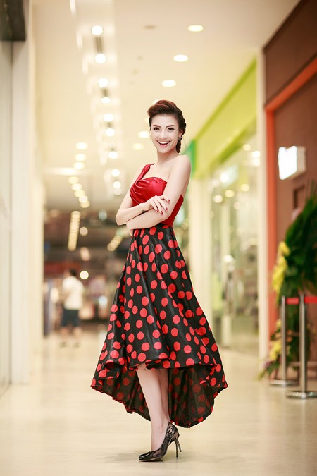 Hồng Quế lưng trần gợi cảm dự sự kiện tại Hà Nội ảnh 4 Hồng Quế lưng trần gợi cảm dự sự kiện tại Hà Nội ảnh 4