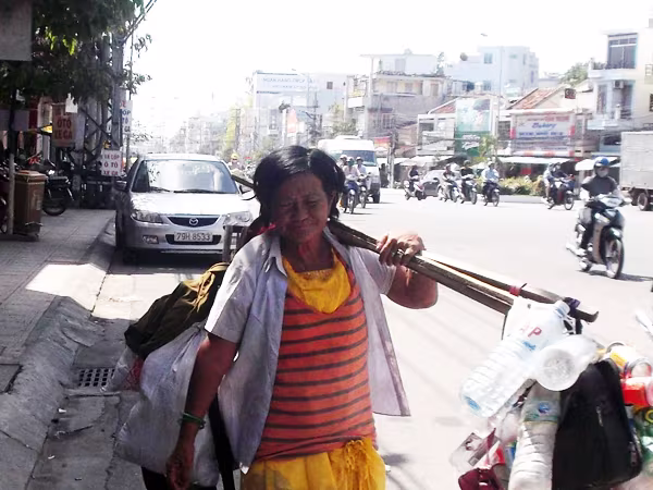 Từ bà trùm buôn ma túy hoàn lương thành người canh nghĩa trang liệt sỹ thầm lặng ảnh 1 Từ bà trùm buôn ma túy hoàn lương thành người canh nghĩa trang liệt sỹ thầm lặng ảnh 1