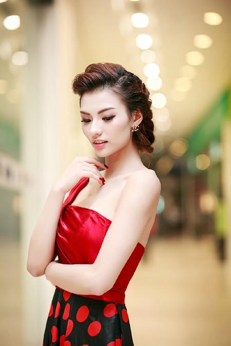 Hồng Quế lưng trần gợi cảm dự sự kiện tại Hà Nội ảnh 6 Hồng Quế lưng trần gợi cảm dự sự kiện tại Hà Nội ảnh 6